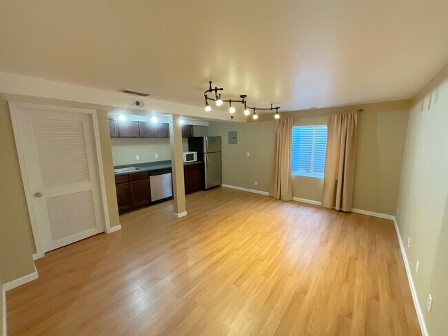 Building Photo - 4 Bedroom Home Available Near N Powers Bl ...