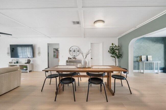 Building Photo - 232 Wellesley Dr