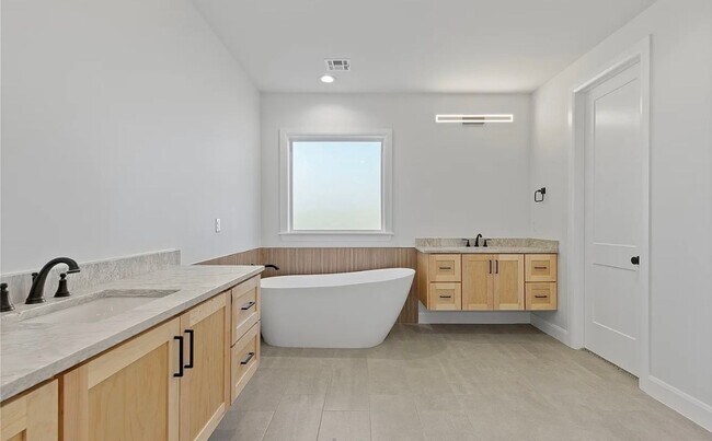 Building Photo - Gorgeous and impeccable custom home in Redbud Glen!