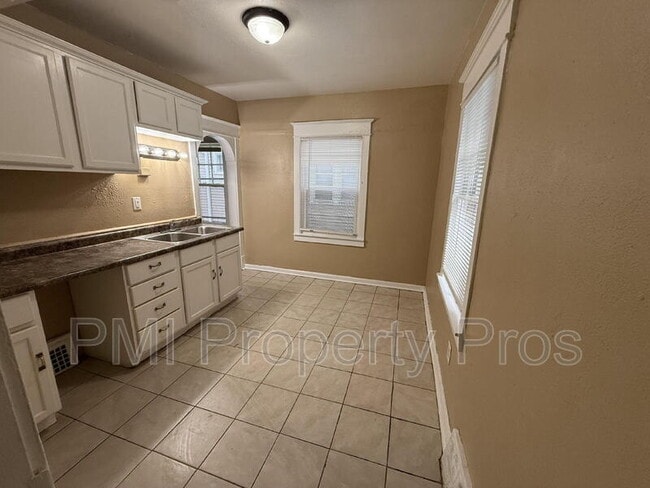 Building Photo - 6901 N 42nd St