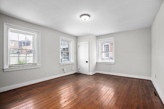 Building Photo - 710 Caroline St