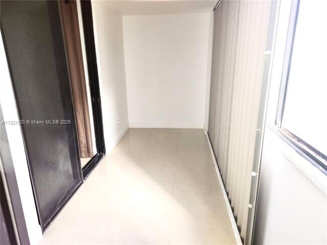 Building Photo - 1621 Collins Ave