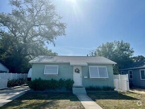 Building Photo - 2 Bed/1Bath/1 Car Garage Home