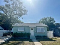 Building Photo - 2 Bed/1Bath/1 Car Garage Home