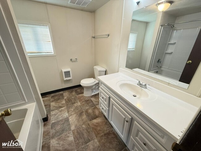 Building Photo - 3bd/2ba Home with a Large Yard - Near Randall Park!