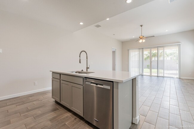 Building Photo - Beautiful and Spacious Single-Level Family...