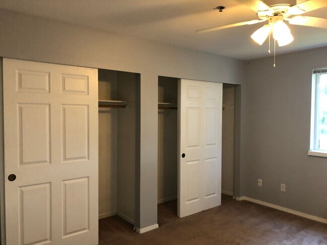 Building Photo - ***PENDING APPLICATION***Modern and spacious 2 bedroom condo with bonus room!
