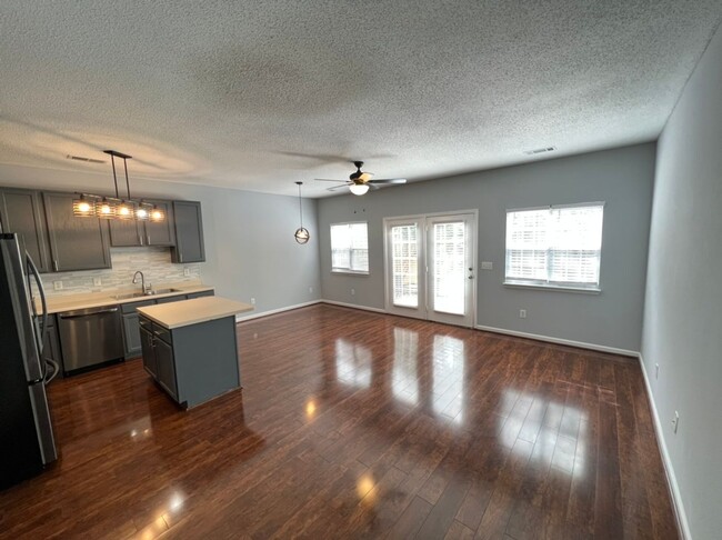 Building Photo - Cute 2 Bedroom Townhouse in Chapel Hill