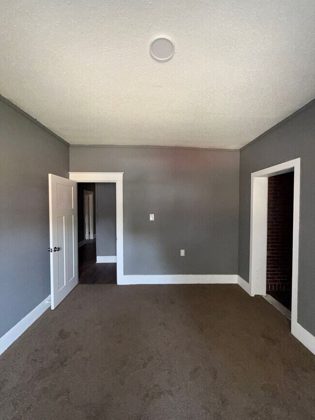 Building Photo - 1547 E McLemore Ave