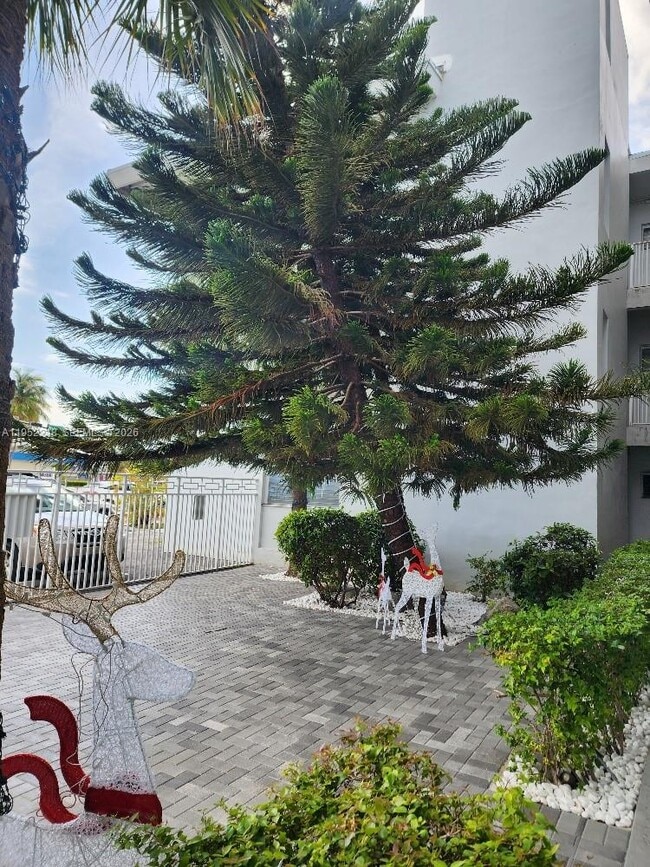 Building Photo - 2101 Normandy Dr