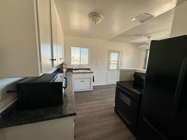 Building Photo - Newly Remodeled 2 bed 1 bath home!