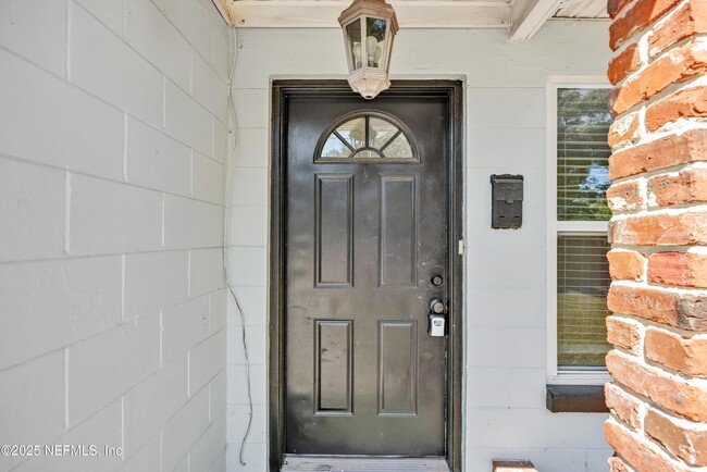 Building Photo - 2930 Wycombe Dr W