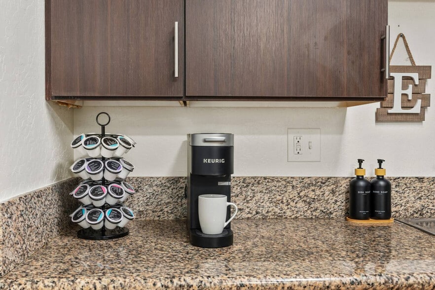 Building Photo - 109 E Broadway Rd