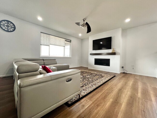 Building Photo - 5636 Bay Hl Dr