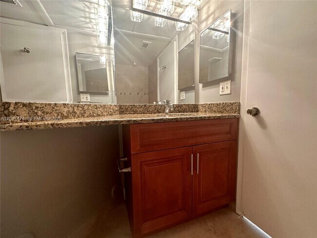 Building Photo - 2841 N Oakland Forest Dr