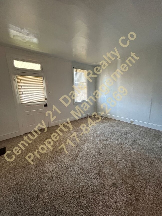 Building Photo - Beautifully redone 3 BR, 1 Bath Townhouse in York Suburban Schools