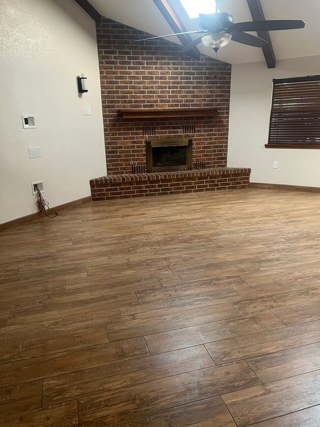Building Photo - Beautiful Home in the Granada Hills area