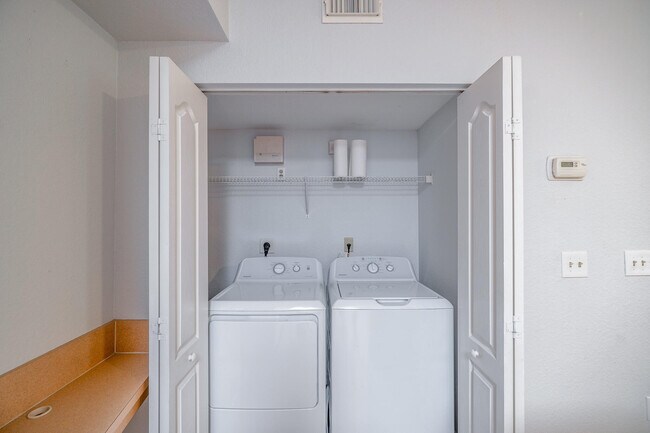 Building Photo - 114 SW Peacock Blvd