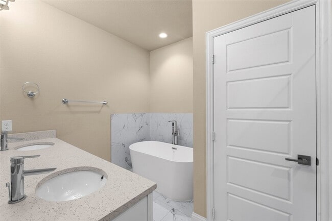 Building Photo - 2952 Sheridan Dr