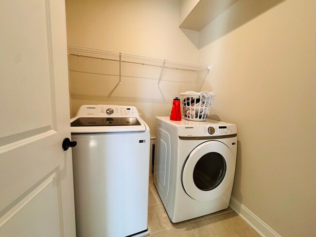 Building Photo - *$3000 Leasing Special*  Modern 3 Bedroom, 2.5 Bath Townhouse