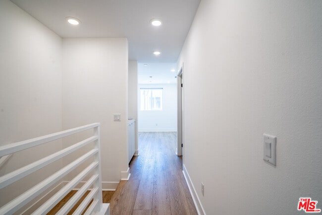 Building Photo - 5257 Bainbridge Pl