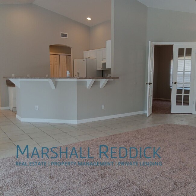 Building Photo - Pool Home 3 Bedroom,with a Den 2 Bath in d...