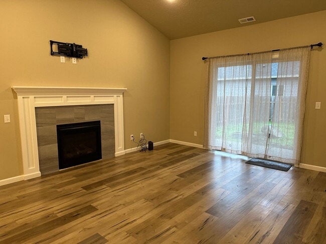 Building Photo - Very Nice 3 Bed 2 Bath Home With Vinyl Plank Flooring in NE Albany