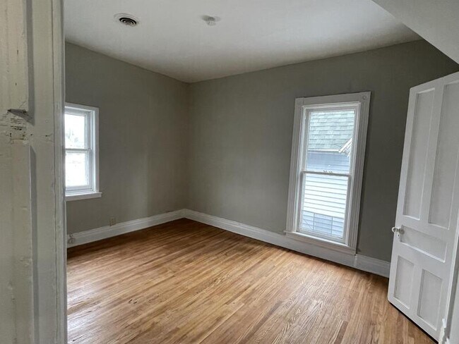 Building Photo - 515 Plymouth Avenue - 2