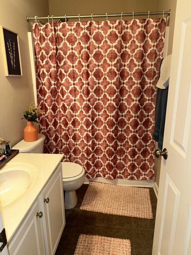 Building Photo - Charming 2 Single Family Home. 4 bedroom 2...