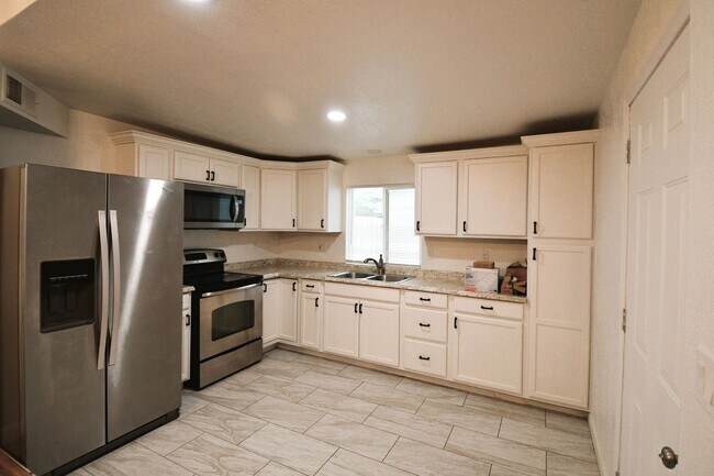 Building Photo - 3107 W Granada Rd