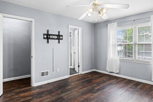Building Photo - "Charming 2-Bed Condo in Greensboro with Spacious Layout, community clubhouse and POOL!"