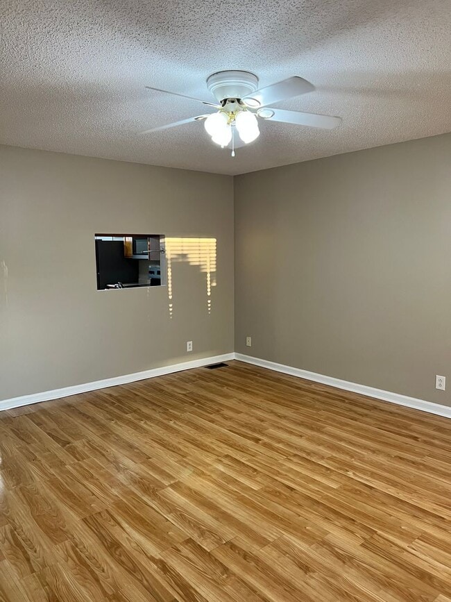 Building Photo - Three Bedroom in Oak Grove