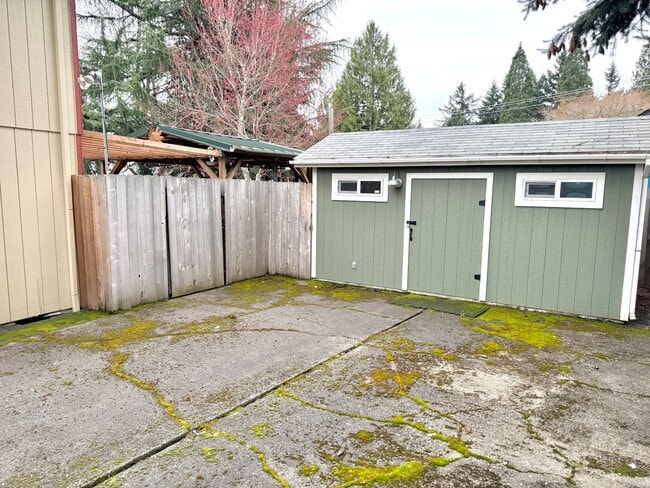 Building Photo - Linwood Neighborhood, Milwaukie Home on Quiet Cul-de-sac, 2 Car Garage, A/C, Huge Fenced Backyard