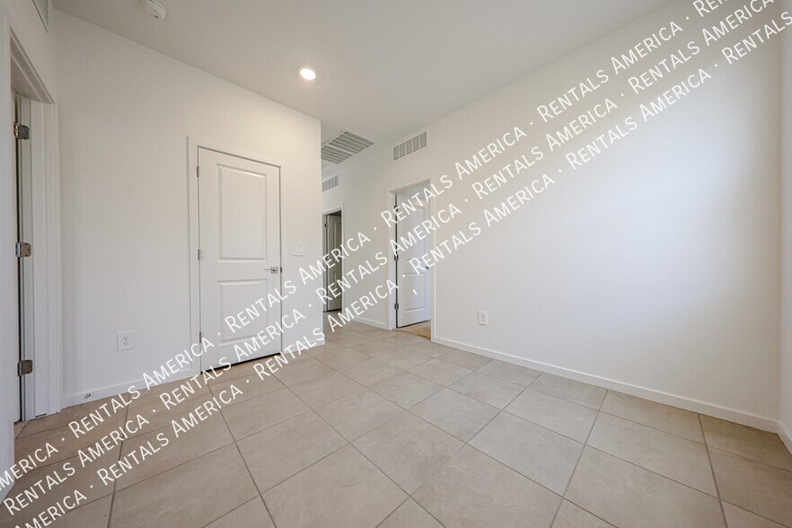 Building Photo - 3380 N Camden Dr