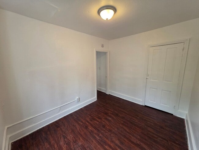 Building Photo - 916 N Spruce St