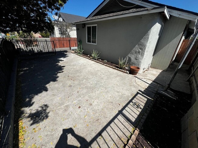 Building Photo - 1 Bedroom House With Yard and Private Laundry