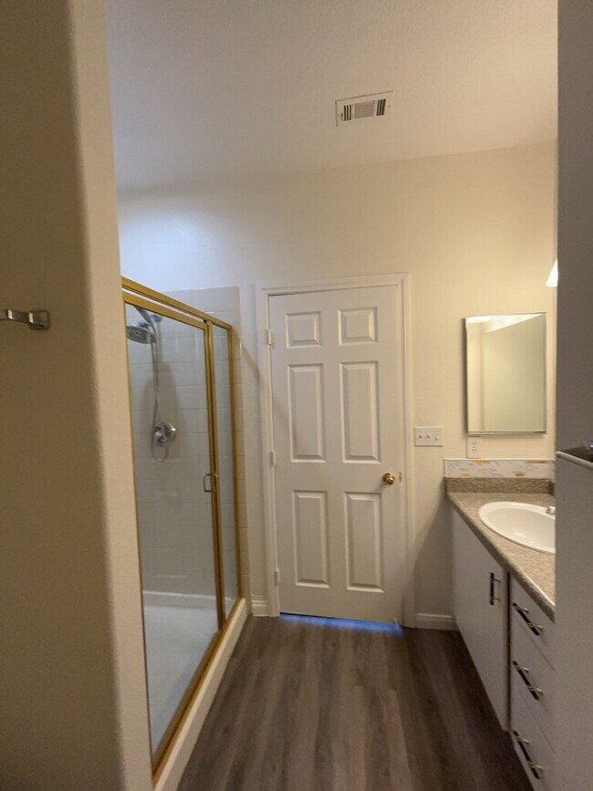 Building Photo - Spacious 3-Bed / 2.5 Bath Oasis: Modern Living in the Heart of Las Vegas!