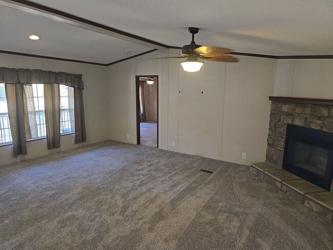 Building Photo - Refurbished 4 bedroom 2 bath