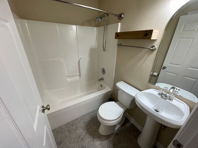 Building Photo - Beautiful Shelbyville Home For Rent