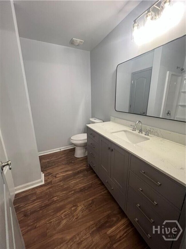 Building Photo - 4 bed, 2.5 bath townhouse