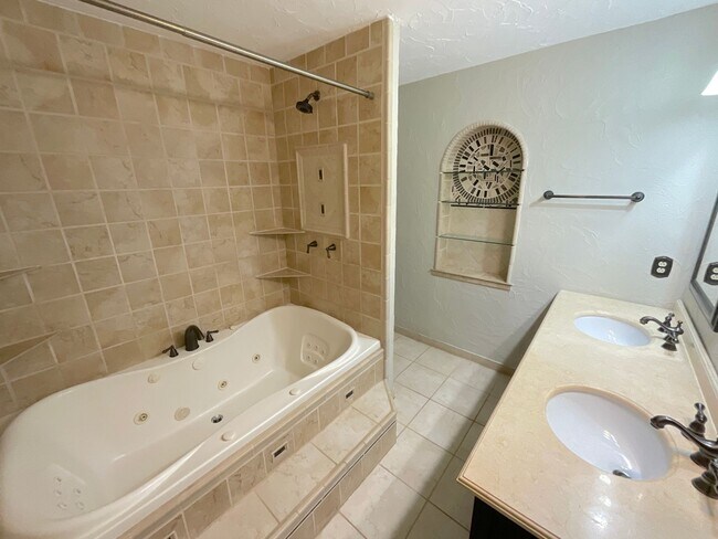 Building Photo - 4 Bedroom Home Available Near S Academy Bl...