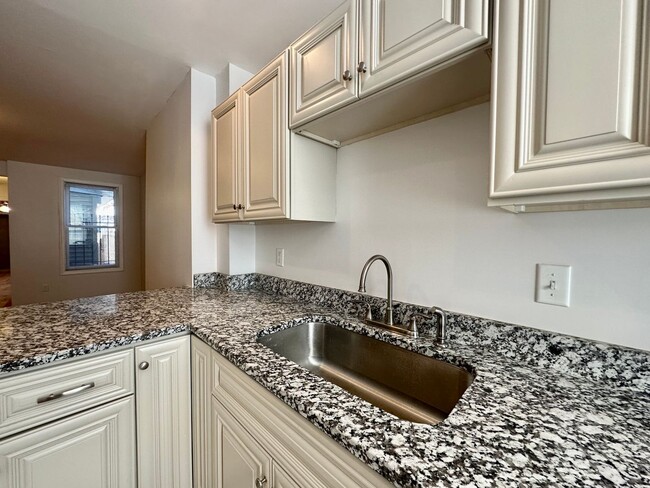 Building Photo - Apartment in Upper Fells Point!