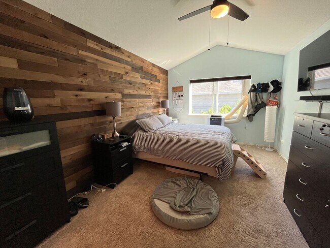 Building Photo - Lovely 2Bd + 2.5Ba in Beaverton!! Minutes Away From Nike! New Roof, Fence, Paint and Additional B...