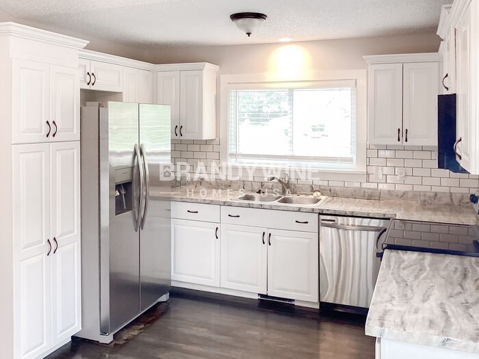 Building Photo - 105 Sumac St