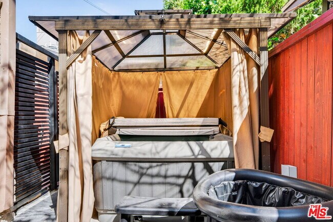 Building Photo - 5915 Lexington Ave