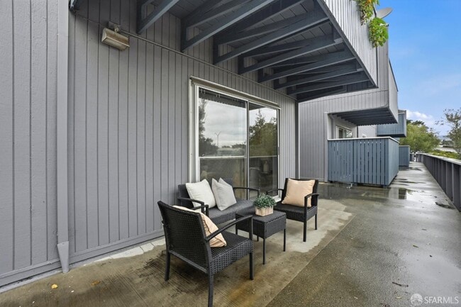 Building Photo - 101 Piccadilly Pl