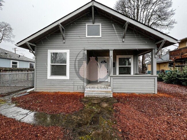 Building Photo - Adorable Craftsman Home in SE Salem