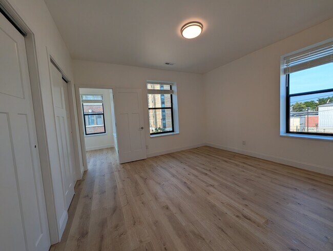 Building Photo - 533 Clara Ave