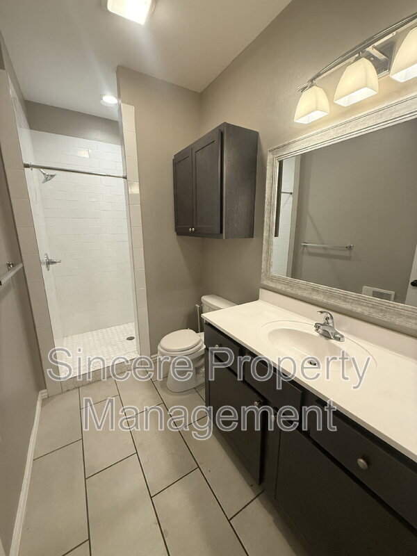 Building Photo - 2225 N Gatewood Ave