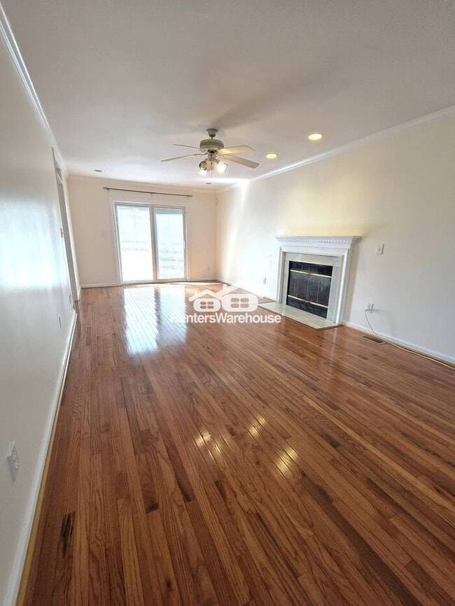 Building Photo - Lovely 3 bedroom, 2 1/2 Bath home in popul...